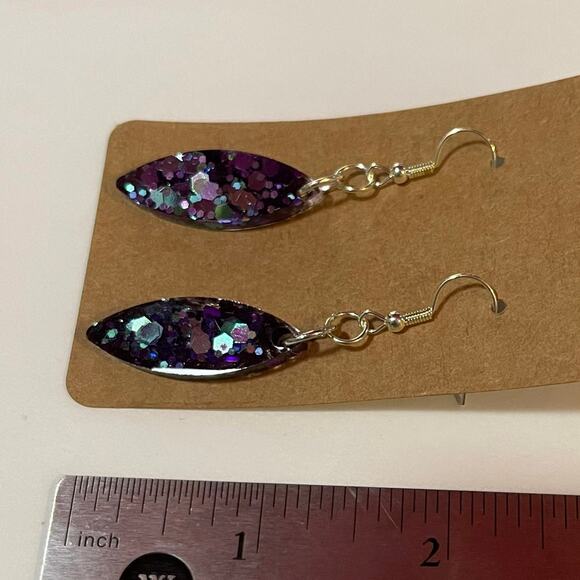 Handmade epoxy resin pointed oval shape earrings-dark purple & green holographic - Picture 3 of 4